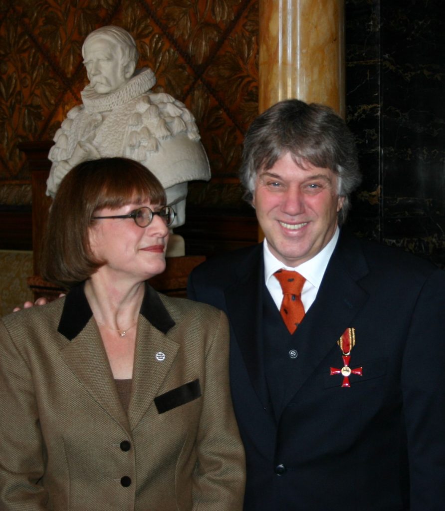 Rolf Zuckowski erhält 2005 das Verdienstkreuz am Bande im Rathaus Hamburger