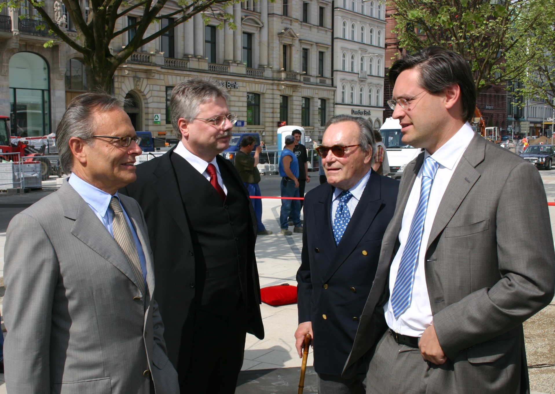 Senator Michael Freytag eröffnet Gehweg am Jungfernstieg in Hamburg