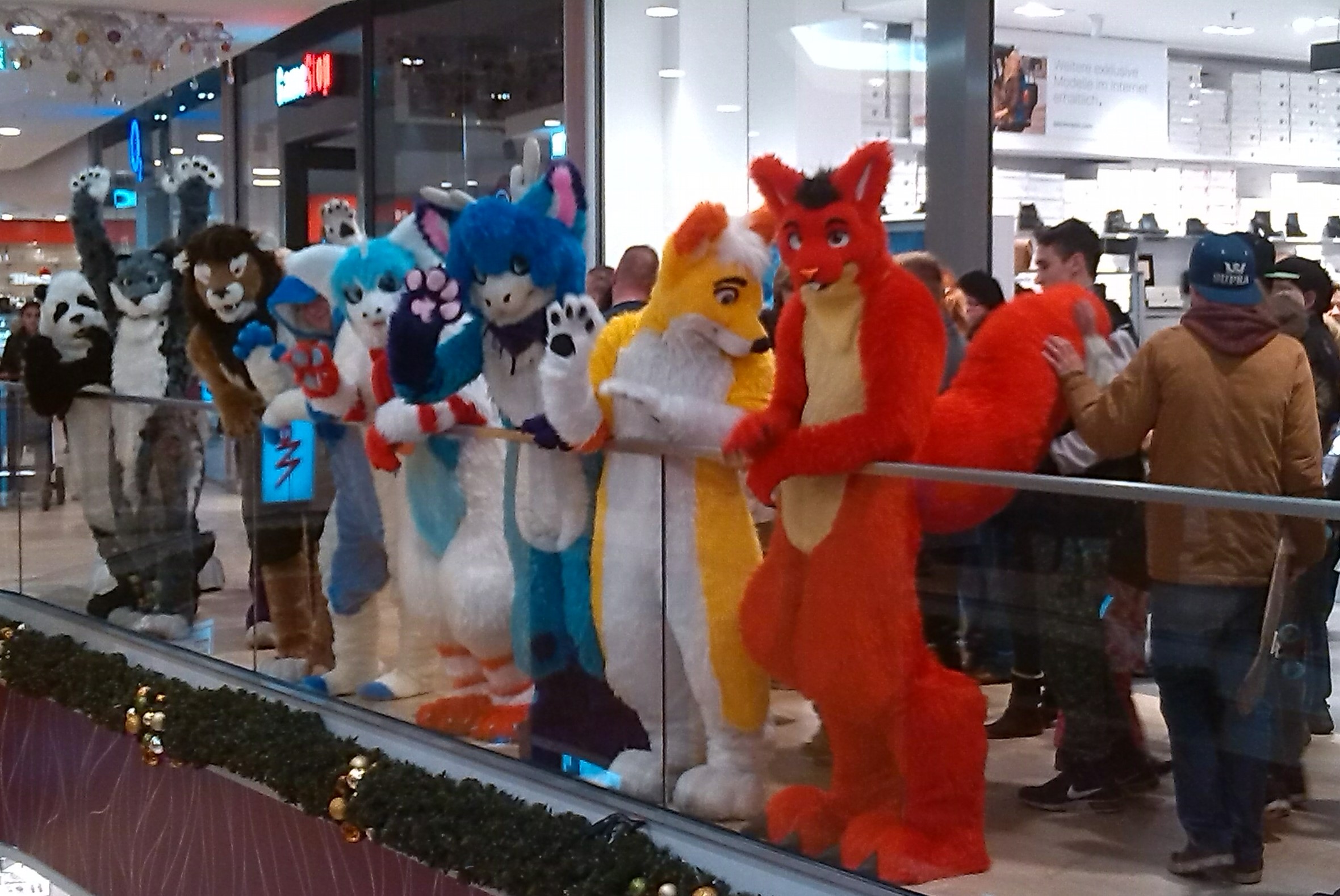 Holsten Galerie Neumünster – Kinder-lieben Fursuiter 2015
