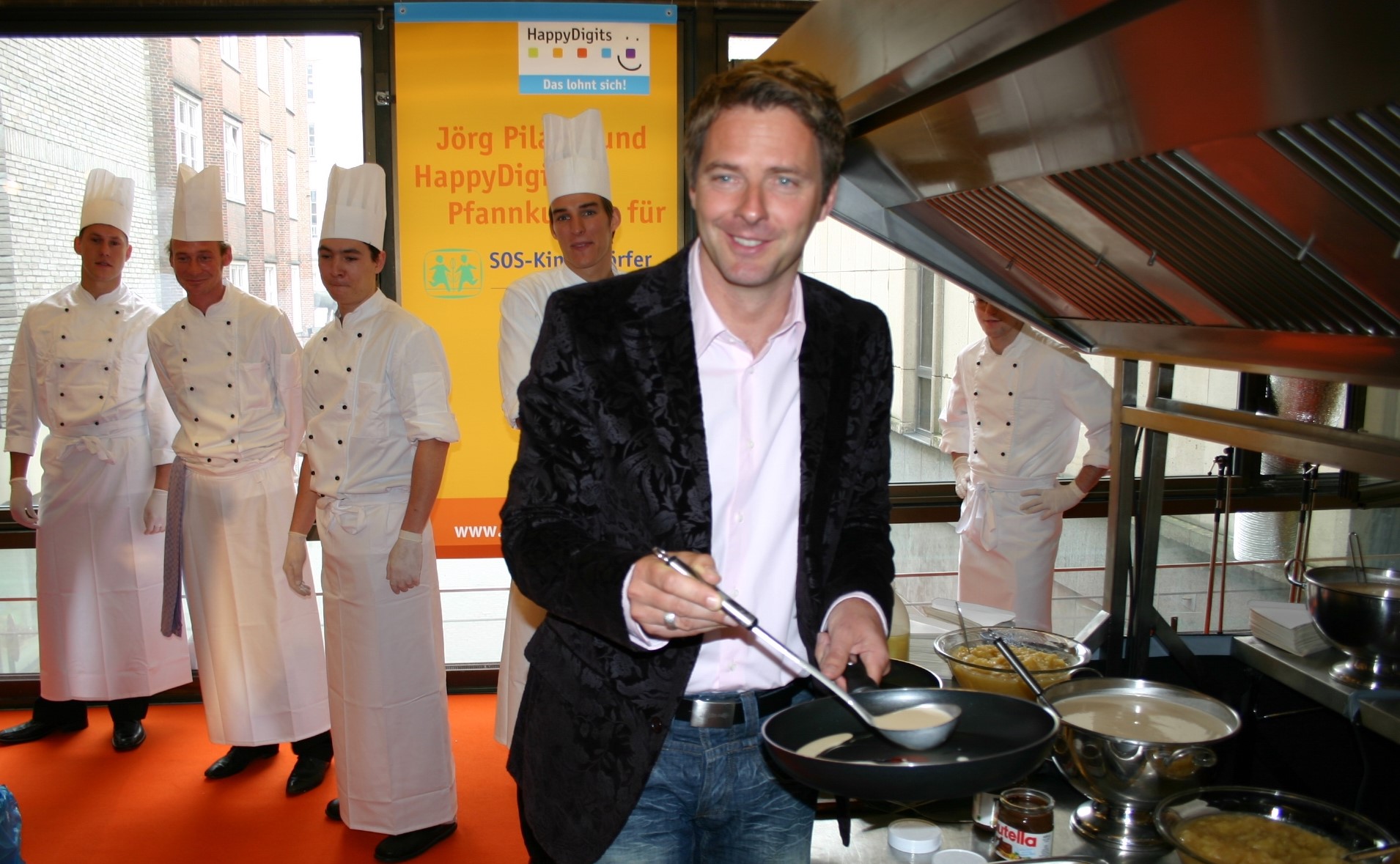 Jörg Pilawa  und HappyDigits backten 2004 in Hamburg für SOS-Kinderdörfer weltweit