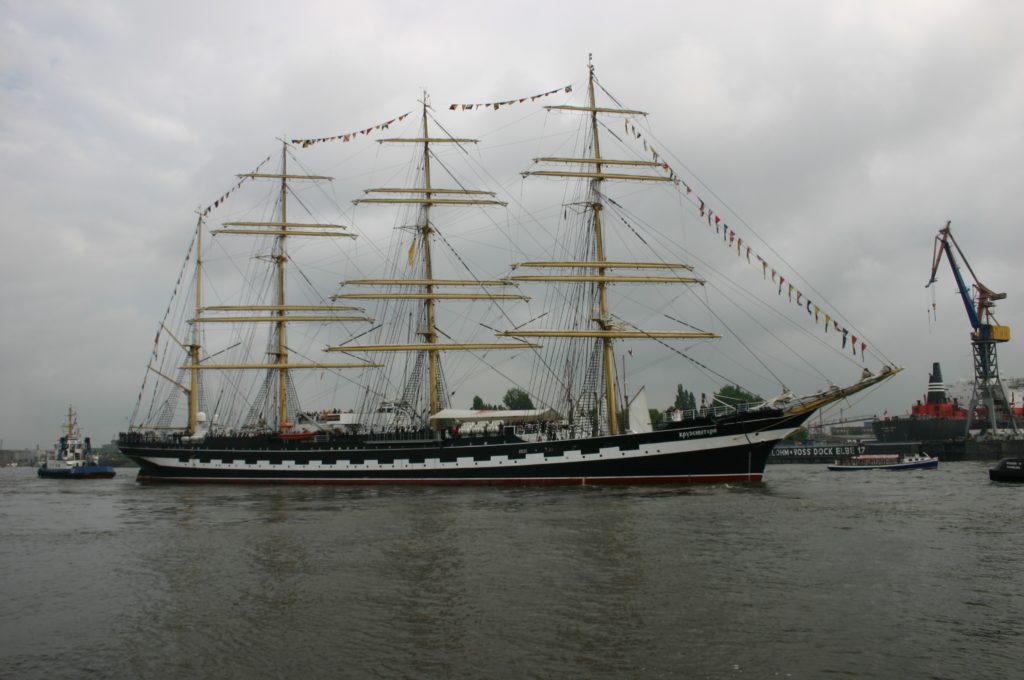 Die Kruzenshtern besucht 2004 den 815. Hafengeburtstag Hamburg