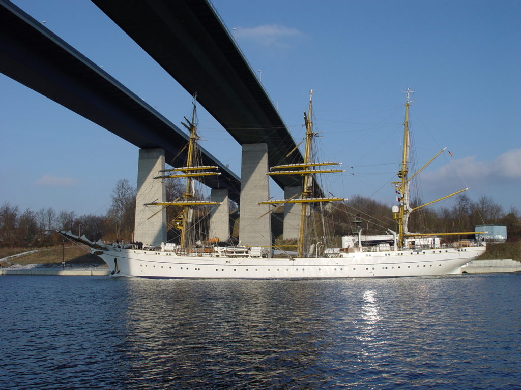 Gorch Fock II: 2004 Fahrt in die Elsfleet Werft