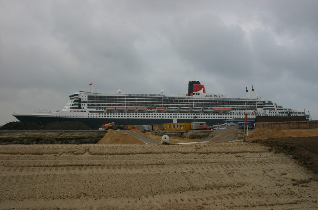 Queen Mary 2 – Kreuzfahrtschiff erstmals 2004 im Hamburger Hafen