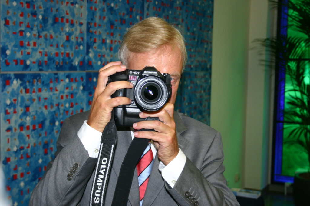 Ole von Beust besucht die Firma Olympus in Hamburg