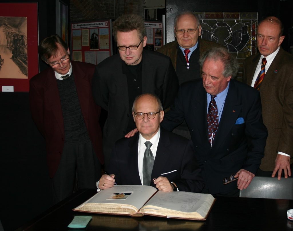 Senator Gunnar Uldall trägt sich 2004 ins Goldene Buch der Hauptkirche St. Nikolai ein