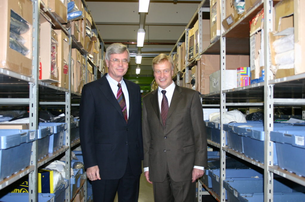 Ole von Beust weiht 2005 die Sorter-Anlage der Otto Group in Hamburg ein