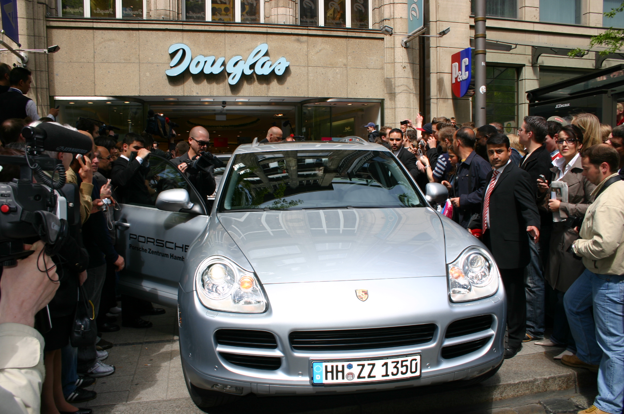 Paris Hilton Sorgt 05 Fur Chaos In Der Douglas Parfumerie In Hamburg