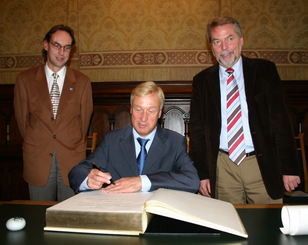 Ole von Beust – Eintrag ins Goldene Buch der Stadt Neumünster