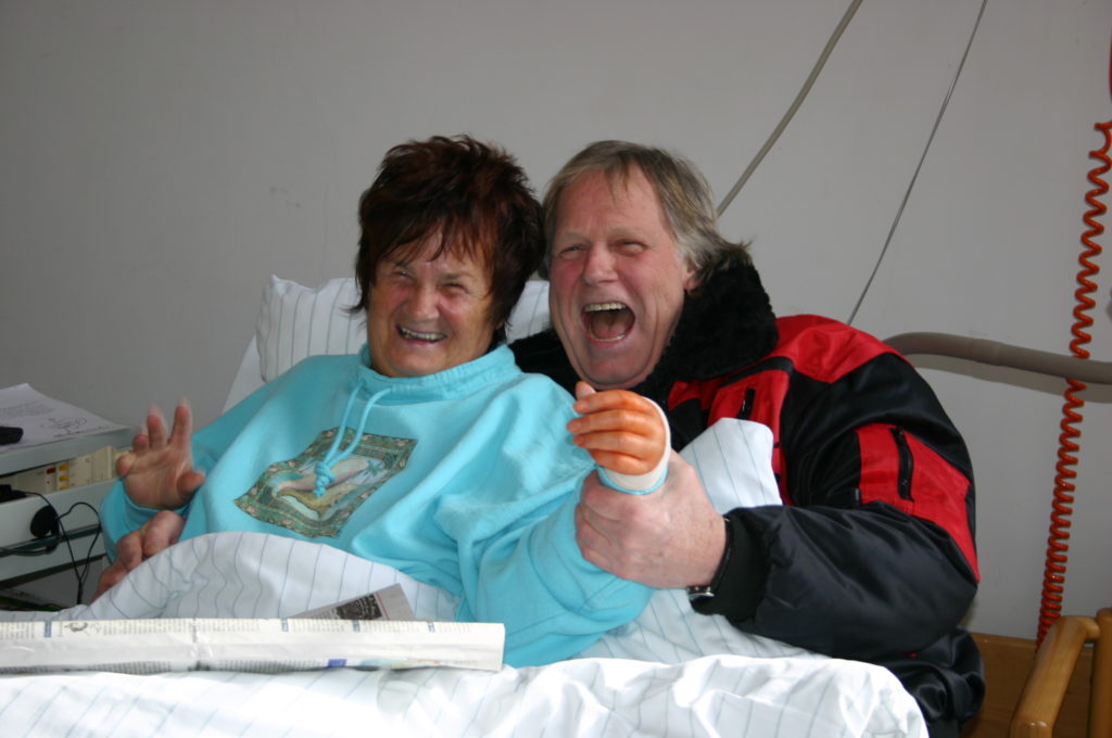 Schlagersänger Gunter Gabriel singt für Hermine Guder im FEK Neumünster