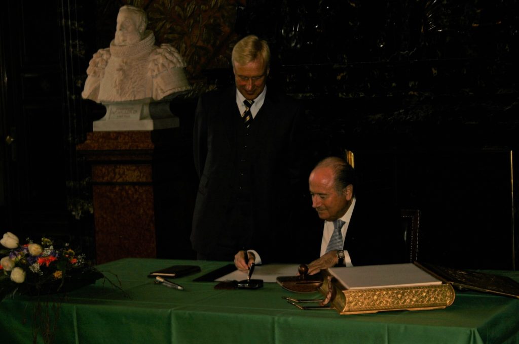 Hamburg 2006: Joseph Blatter – Eintrag ins Goldene Buch der Stadt Hamburg
