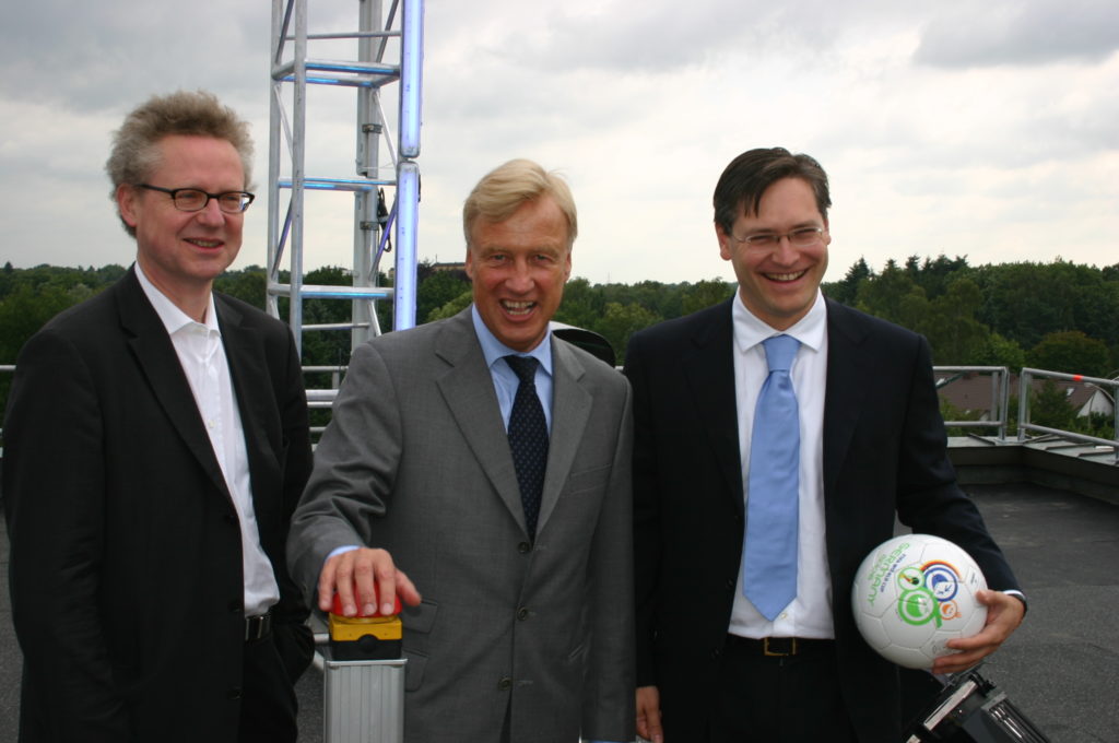 Ole von Beust präsentiert 2005 das erstes Blue Goal für die WM 2006