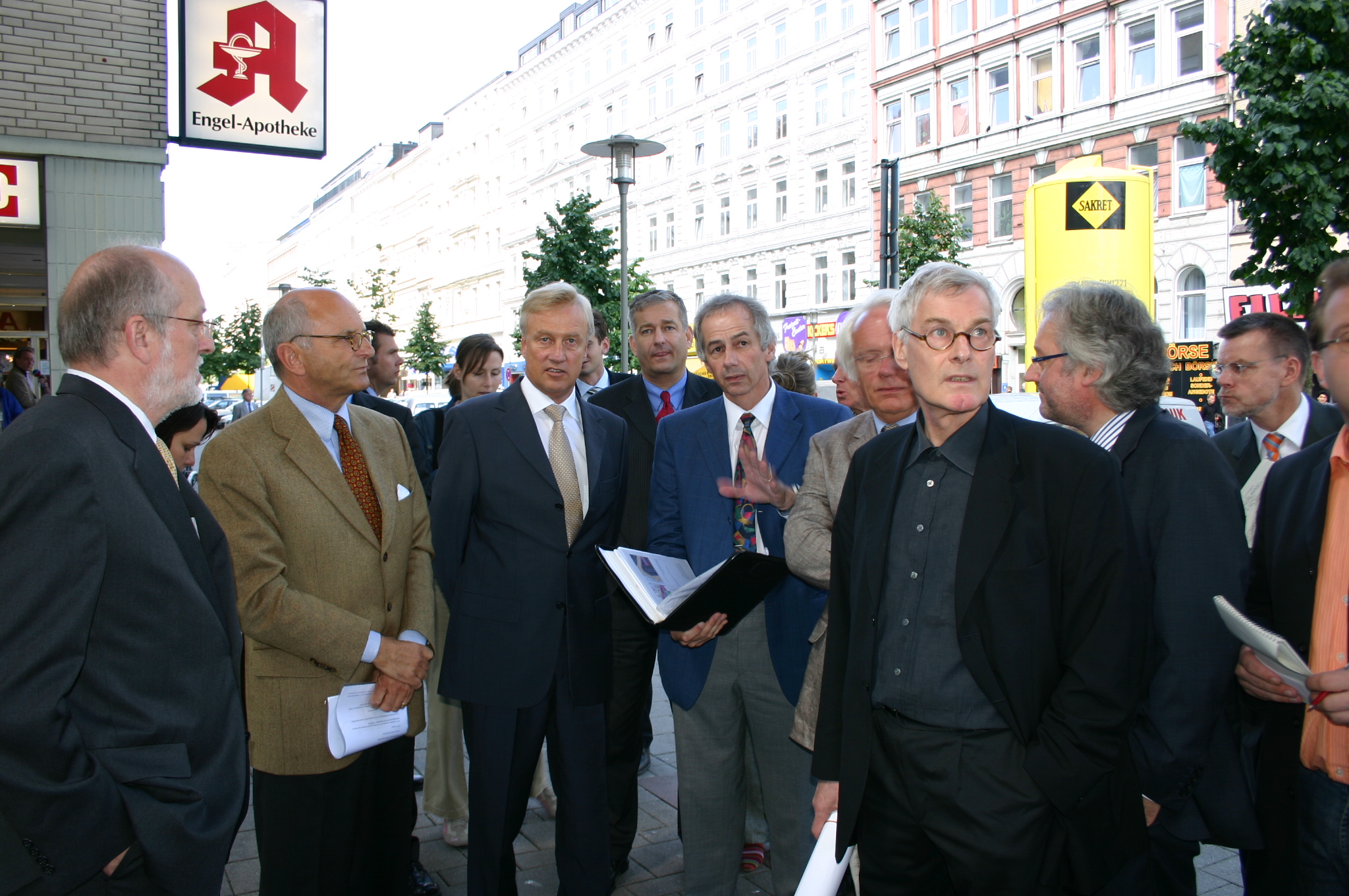Ole von Beust: Rundgang 2004 über St. Georg, Hamburg
