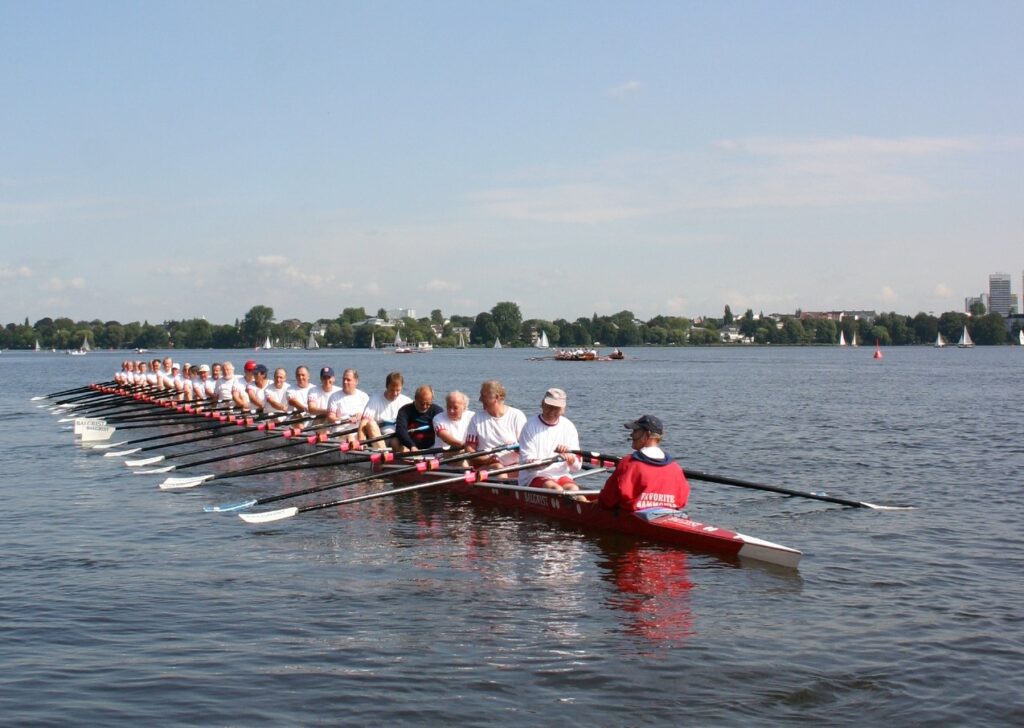 24er Ruderboot des RC Favorite Hammonia auf der Alster