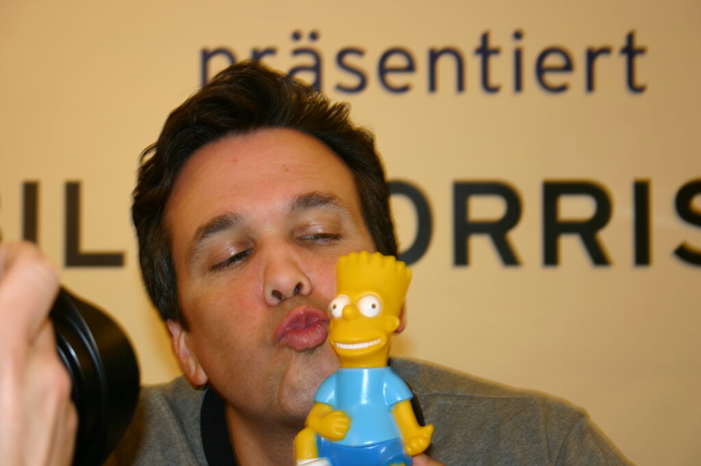 Bill Morrison küsst Bart Simpson 2004 im Karstadt, Hamburg