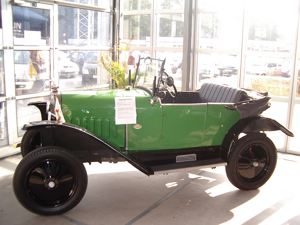 Jubiläum 2003: Opel Lensch blickt auf eine 75 jährige Handelsgeschichte zurück